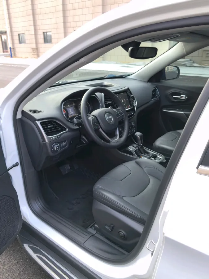 2019 Jeep Cherokee 2.0T 234HP L4 9AT,autocango,china used car exporter,china ev exporter,chinese used car exporter,chinese used ev exporter