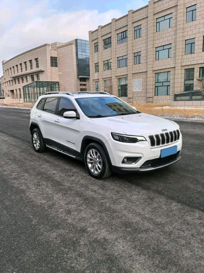 2019 Jeep Cherokee 2.0T 234HP L4 9AT,autocango,china used car exporter,china ev exporter,chinese used car exporter,chinese used ev exporter