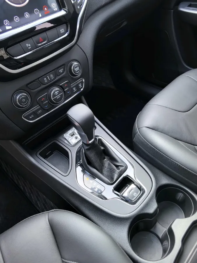 2019 Jeep Cherokee 2.0T 234HP L4 9AT,autocango,china used car exporter,china ev exporter,chinese used car exporter,chinese used ev exporter