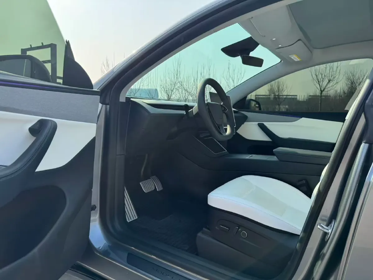 2025 Tesla Model Y BEV 62.5KWH,autocango,china used car exporter,china ev exporter,chinese used car exporter,chinese used ev exporter