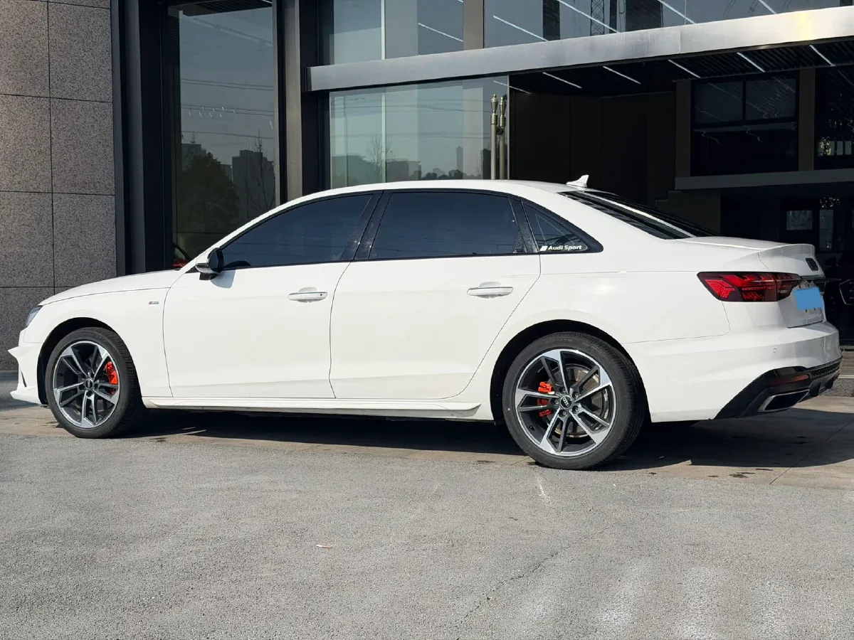 2022 Audi A4L 2.0T 190HP L4 7DCT,autocango,china used car exporter,china ev exporter,chinese used car exporter,chinese used ev exporter