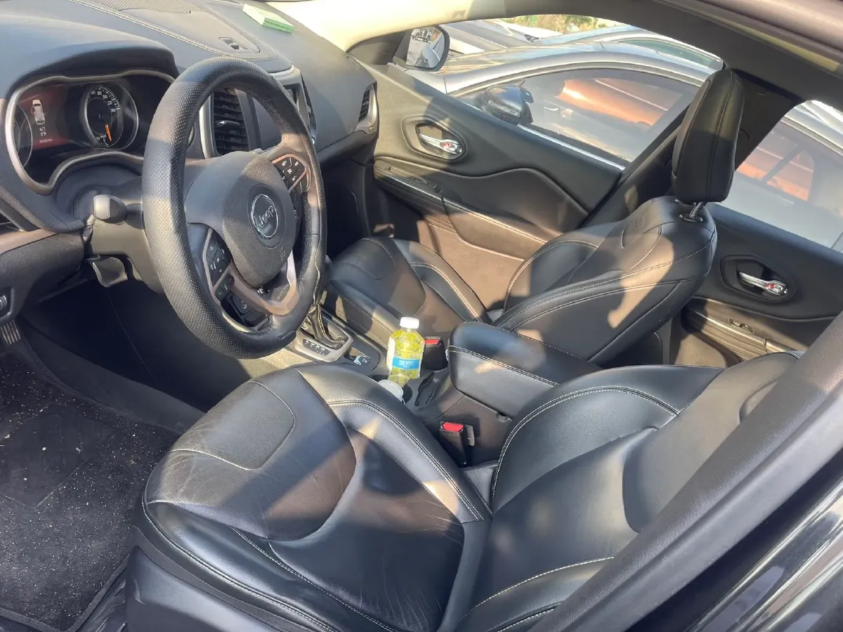 2017 Jeep Cherokee 2.0L 155HP L4 9AT,autocango,china used car exporter,china ev exporter,chinese used car exporter,chinese used ev exporter