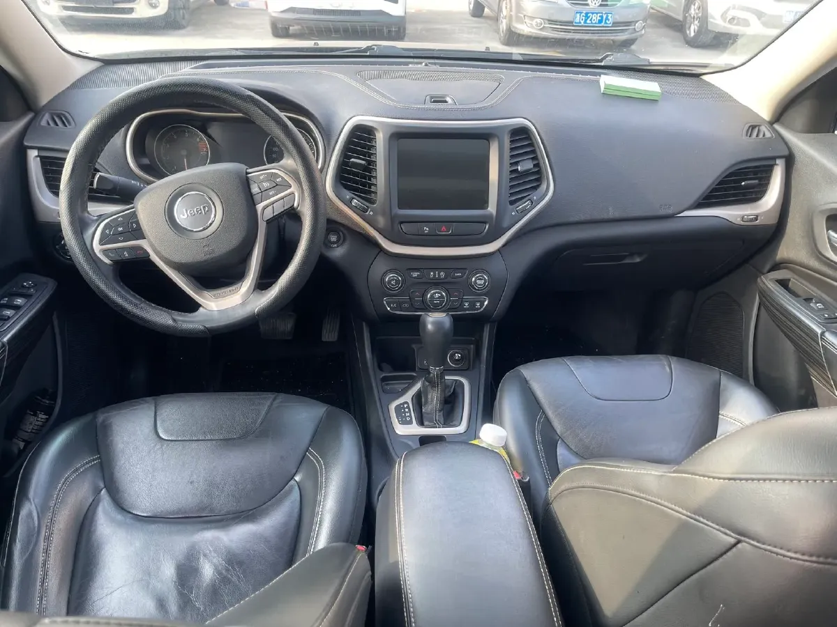 2017 Jeep Cherokee 2.0L 155HP L4 9AT,autocango,china used car exporter,china ev exporter,chinese used car exporter,chinese used ev exporter