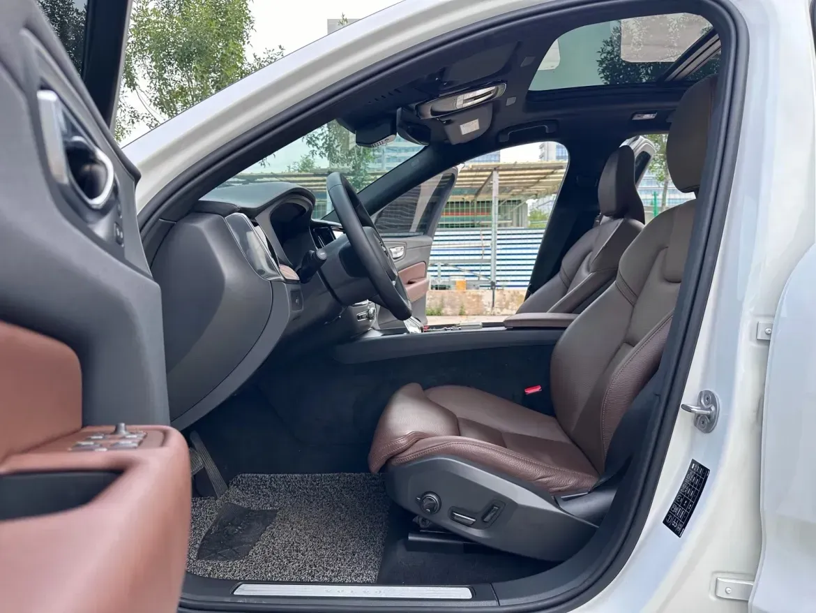 2024 Volvo XC60 2.0T 250HP L4 8AT,autocango,china used car exporter,china ev exporter,chinese used car exporter,chinese used ev exporter