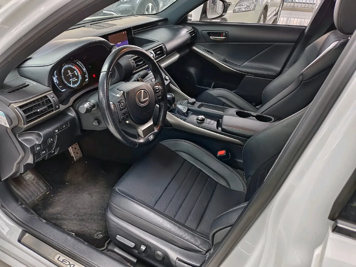 2017 Lexus IS 2.0T 245HP L4 8AT,autocango,china used car exporter,china ev exporter,chinese used car exporter,chinese used ev exporter