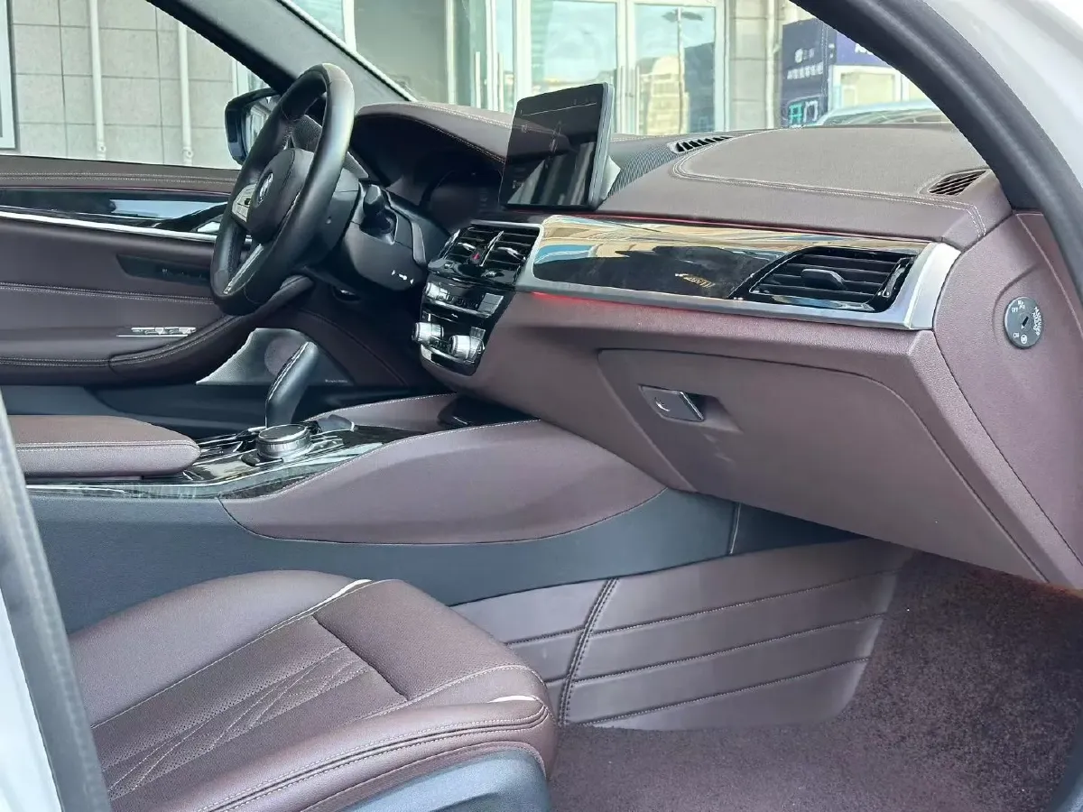 2022 BMW 5 Series 2.0T 184HP L4 8AT,autocango,china used car exporter,china ev exporter,chinese used car exporter,chinese used ev exporter