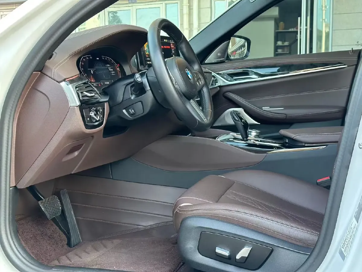 2022 BMW 5 Series 2.0T 184HP L4 8AT,autocango,china used car exporter,china ev exporter,chinese used car exporter,chinese used ev exporter