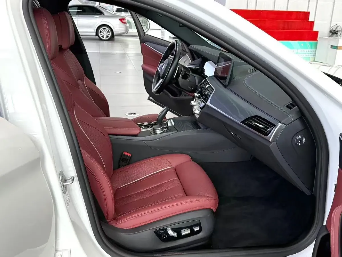 2021 BMW 5 Series 2.0T 252HP L4 8AT,autocango,china used car exporter,china ev exporter,chinese used car exporter,chinese used ev exporter