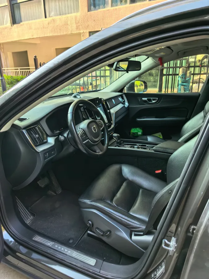 2018 Volvo XC60 2.0T 254HP L4 8AT,autocango,china used car exporter,china ev exporter,chinese used car exporter,chinese used ev exporter