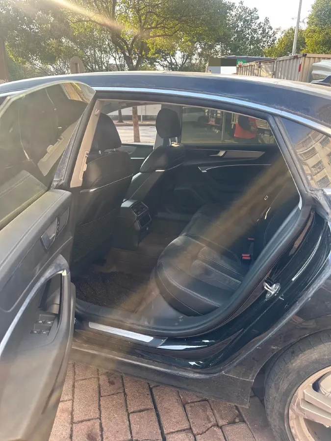 2022 Audi A7L 2.0T 245HP L4 7DCT,autocango,china used car exporter,china ev exporter,chinese used car exporter,chinese used ev exporter