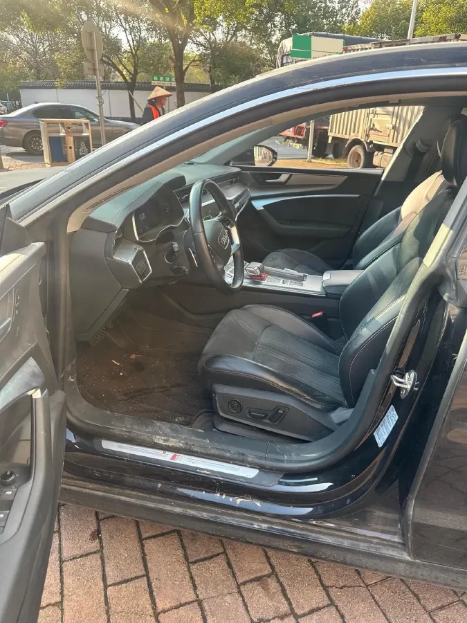 2022 Audi A7L 2.0T 245HP L4 7DCT,autocango,china used car exporter,china ev exporter,chinese used car exporter,chinese used ev exporter