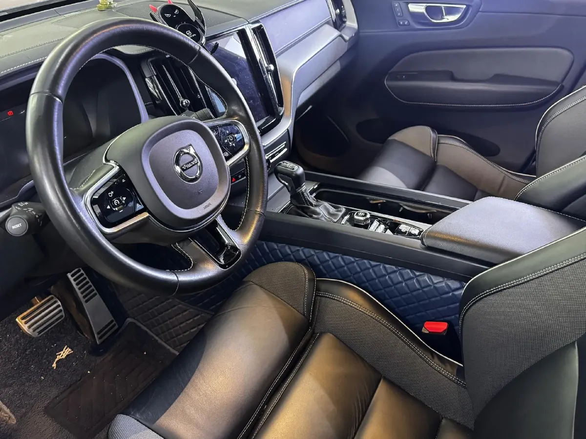 2021 Volvo XC60 2.0T 250HP L4 8AT,autocango,china used car exporter,china ev exporter,chinese used car exporter,chinese used ev exporter