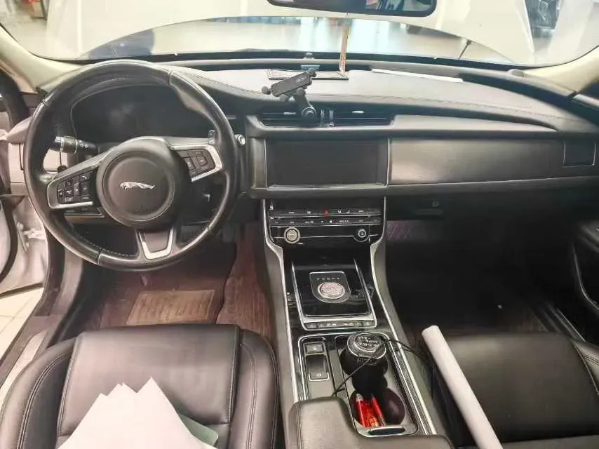 2020 Jaguar XFL 2.0T 200HP L4 8AT,autocango,china used car exporter,china ev exporter,chinese used car exporter,chinese used ev exporter