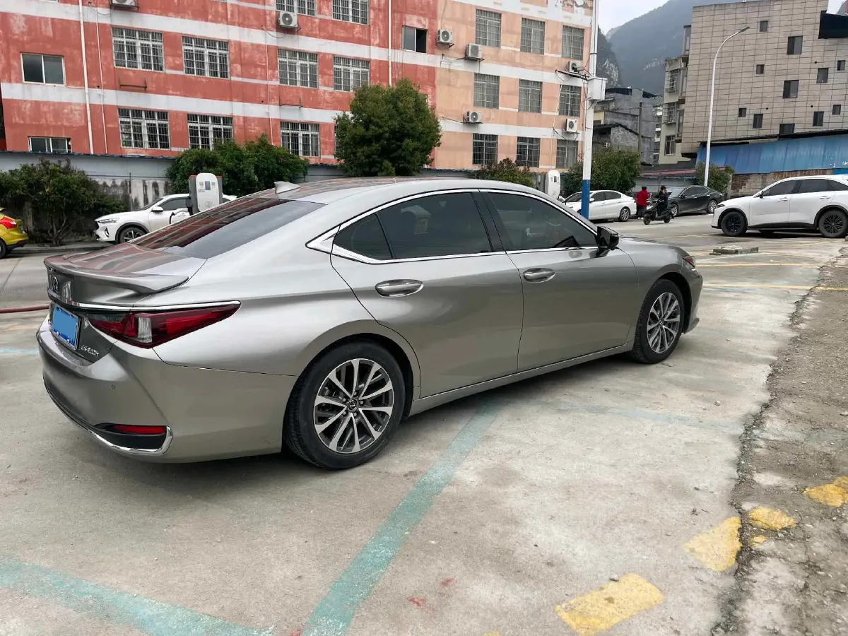 2022 Lexus ES 2.5L 178HP L4 E-CVT Hybrid,autocango,china used car exporter,china ev exporter,chinese used car exporter,chinese used ev exporter