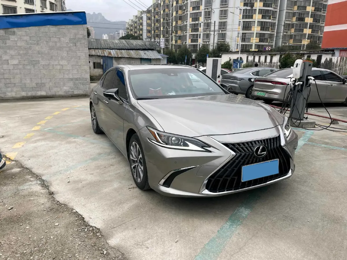 2022 Lexus ES 2.5L 178HP L4 E-CVT Hybrid,autocango,china used car exporter,china ev exporter,chinese used car exporter,chinese used ev exporter