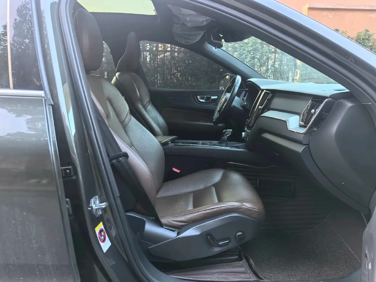 2021 Volvo XC60 2.0T 250HP L4 8AT,autocango,china used car exporter,china ev exporter,chinese used car exporter,chinese used ev exporter