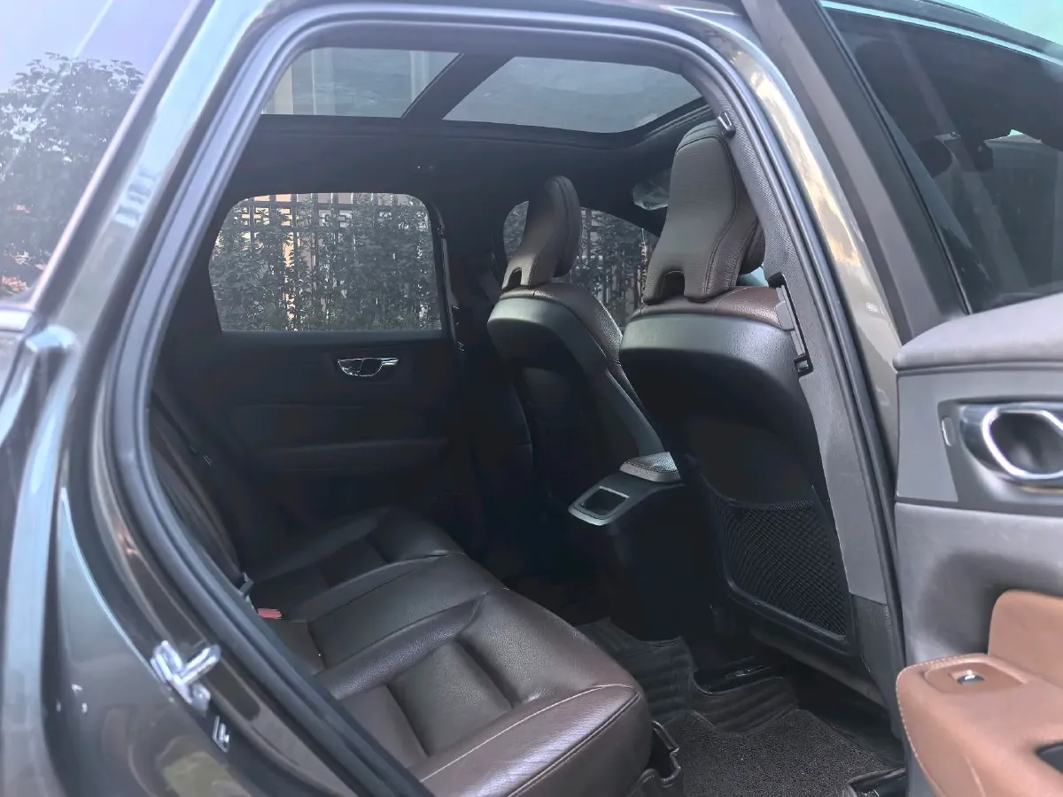 2021 Volvo XC60 2.0T 250HP L4 8AT,autocango,china used car exporter,china ev exporter,chinese used car exporter,chinese used ev exporter