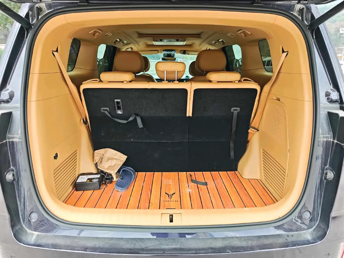 2024 Voyah Dream 1.5T 150HP L4 PHEV 43KWH,autocango,china used car exporter,china ev exporter,chinese used car exporter,chinese used ev exporter