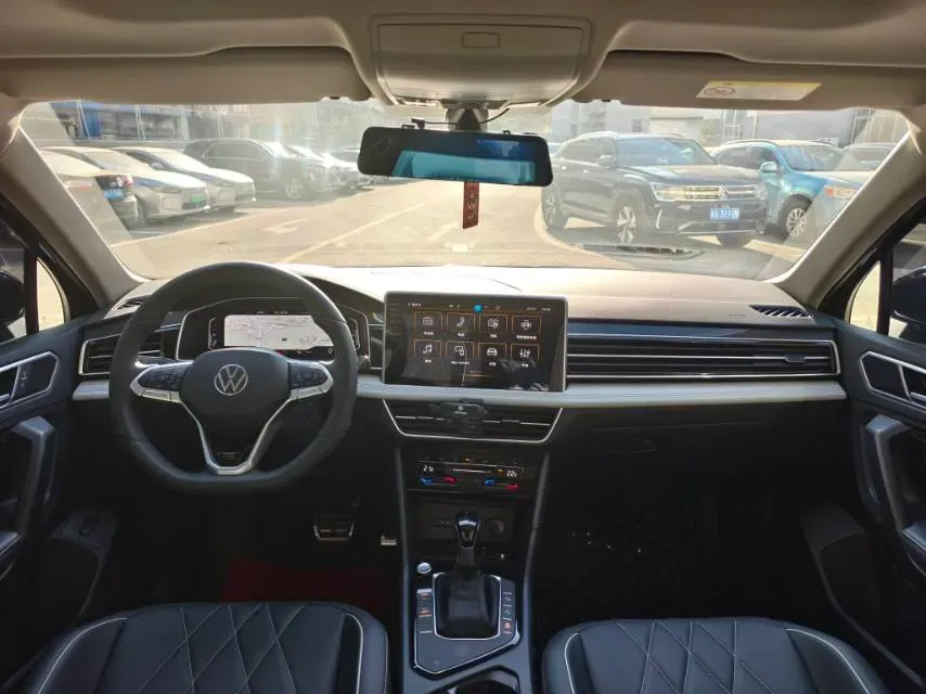 2024 Volkswagen Tiguan L 2.0T 186HP L4 7DCT,autocango,china used car exporter,china ev exporter,chinese used car exporter,chinese used ev exporter