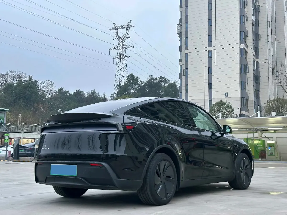 2025 Tesla Model Y BEV 62.5KWH,autocango,china used car exporter,china ev exporter,chinese used car exporter,chinese used ev exporter