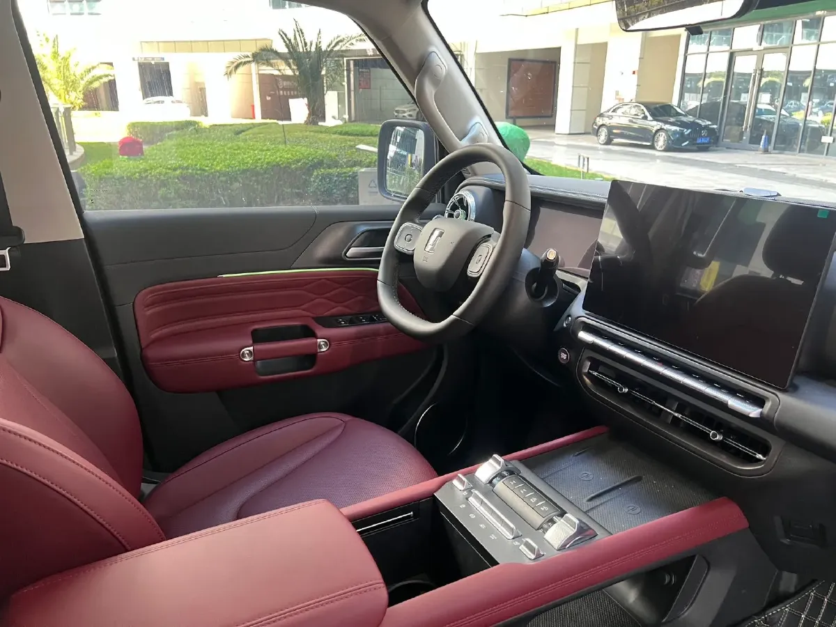 2025 Tank 300 2.0T 227HP L4 9AT,autocango,china used car exporter,china ev exporter,chinese used car exporter,chinese used ev exporter