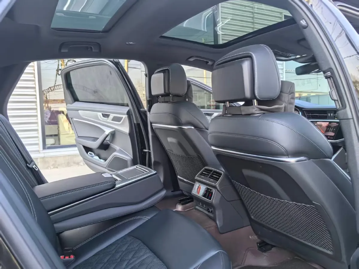 2025 Audi A6L 2.0T 245HP L4 7DCT,autocango,china used car exporter,china ev exporter,chinese used car exporter,chinese used ev exporter