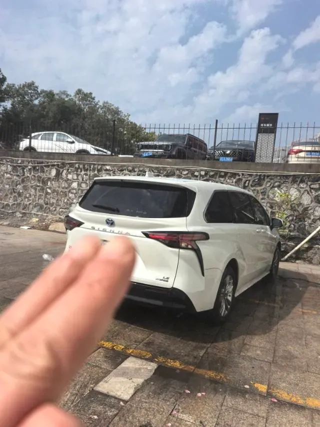 2023 Toyota Sienna 2.5L 189HP L4 E-CVT Hybrid,autocango,china used car exporter,china ev exporter,chinese used car exporter,chinese used ev exporter