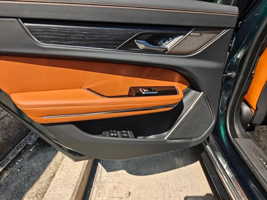 2023 Jaguar XFL 2.0T 300HP L4 8AT,autocango,china used car exporter,china ev exporter,chinese used car exporter,chinese used ev exporter