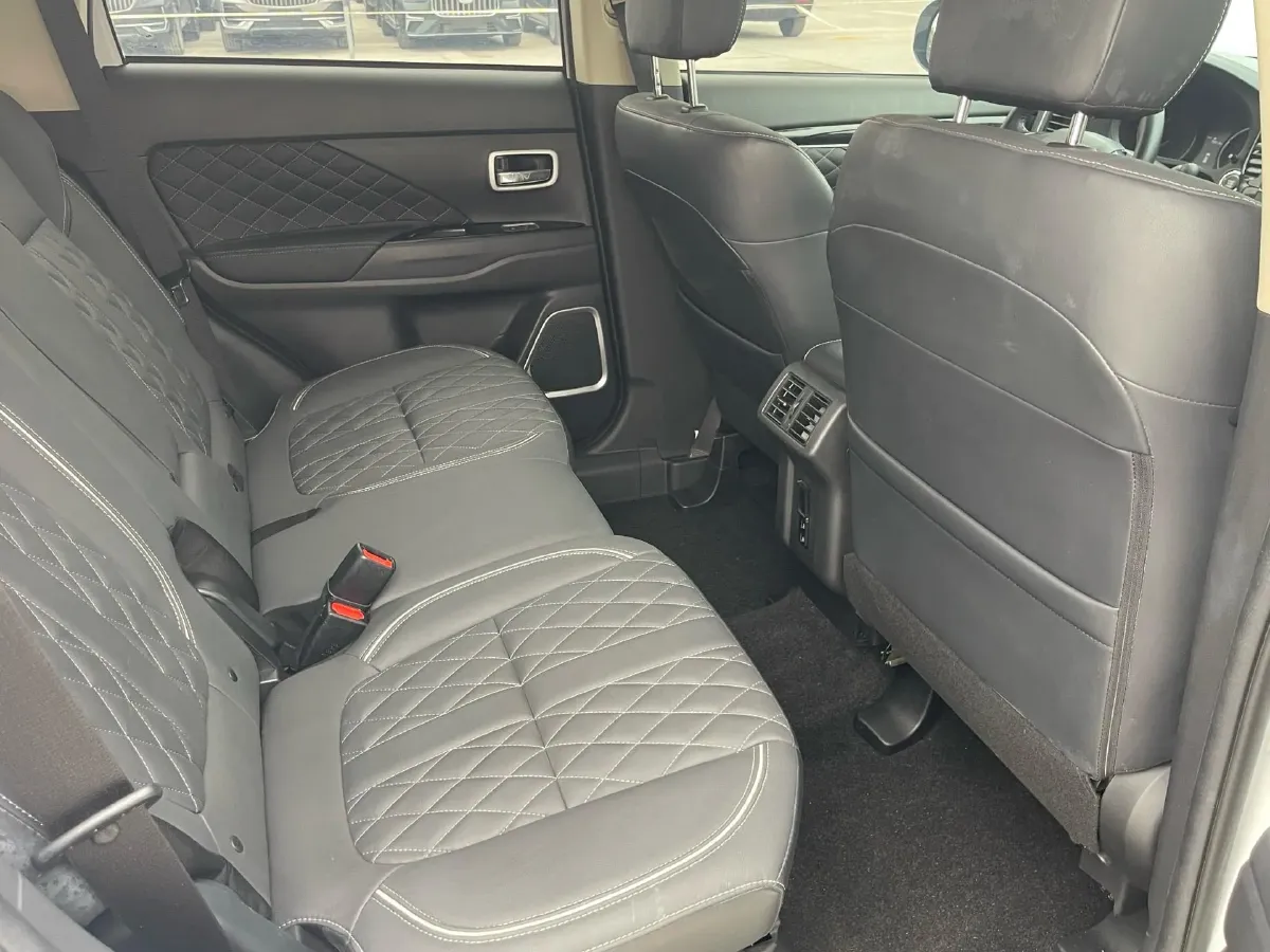 2021 Mitsubishi Outlander 2.0L 166HP L4 CVT,autocango,china used car exporter,china ev exporter,chinese used car exporter,chinese used ev exporter