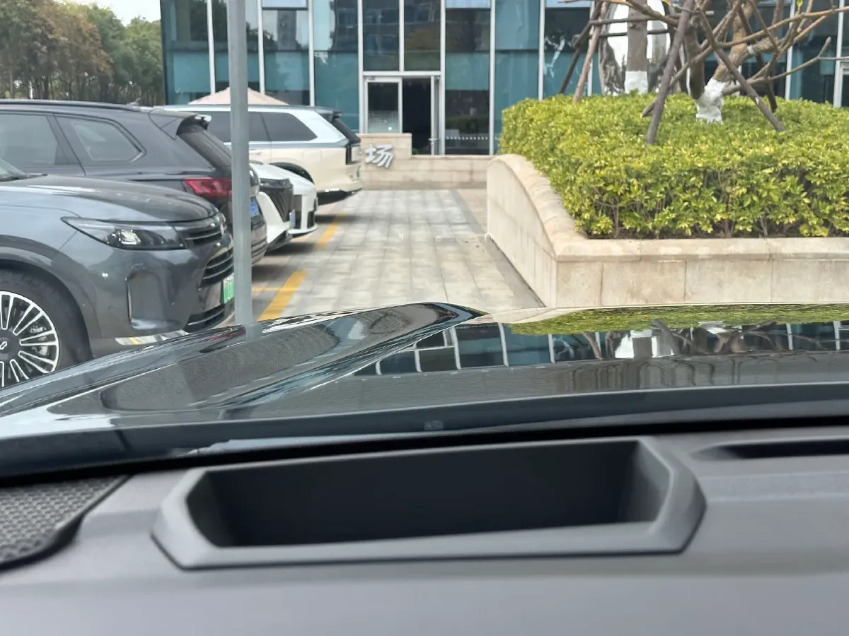 2023 HongQi H5 1.8T 197HP L4 8AT,autocango,china used car exporter,china ev exporter,chinese used car exporter,chinese used ev exporter