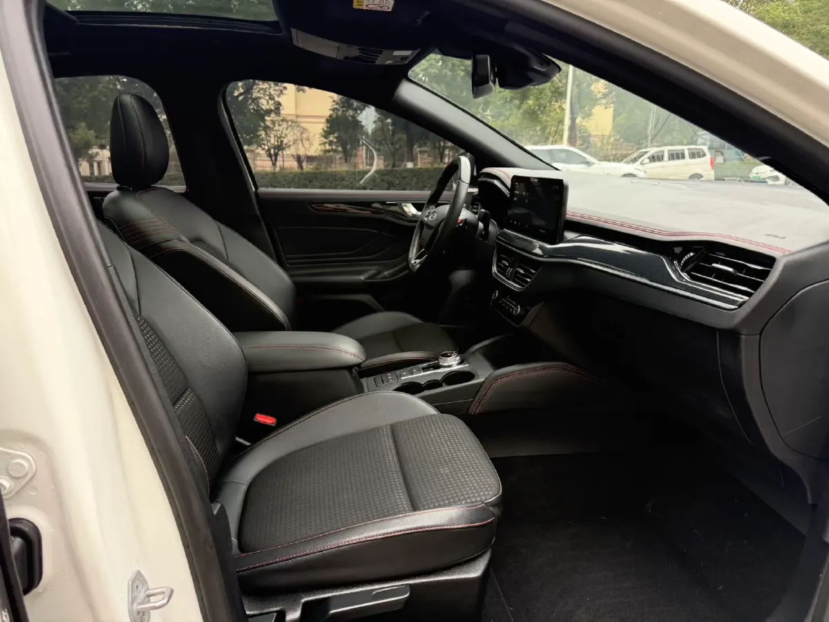 2021 Ford Focus 1.5T 174HP L3 8AT,autocango,china used car exporter,china ev exporter,chinese used car exporter,chinese used ev exporter