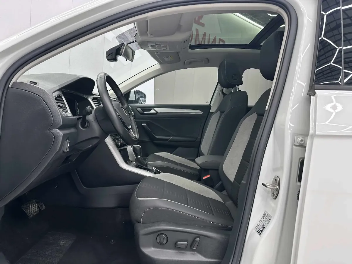 2022 Volkswagen T-Roc 1.4T 150HP L4 7DCT,autocango,china used car exporter,china ev exporter,chinese used car exporter,chinese used ev exporter