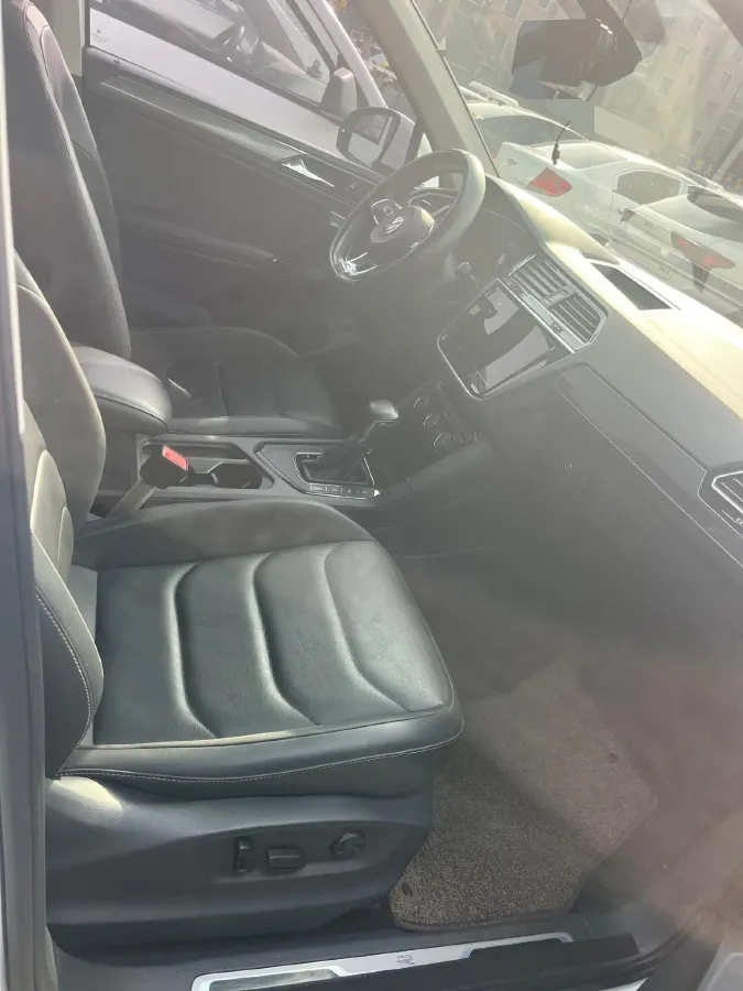 2021 Volkswagen Tiguan L 2.0T 186HP L4 7DCT,autocango,china used car exporter,china ev exporter,chinese used car exporter,chinese used ev exporter