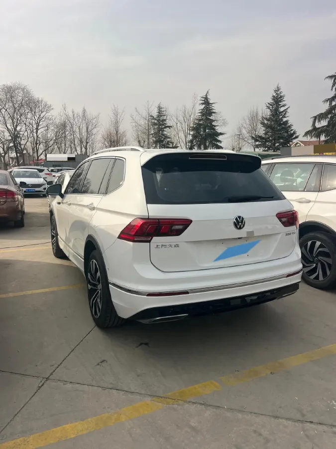 2021 Volkswagen Tiguan L 2.0T 186HP L4 7DCT,autocango,china used car exporter,china ev exporter,chinese used car exporter,chinese used ev exporter
