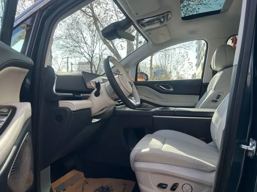 2025 Voyah Dream 1.5T 150HP L4 PHEV 41.7KWH,autocango,china used car exporter,china ev exporter,chinese used car exporter,chinese used ev exporter