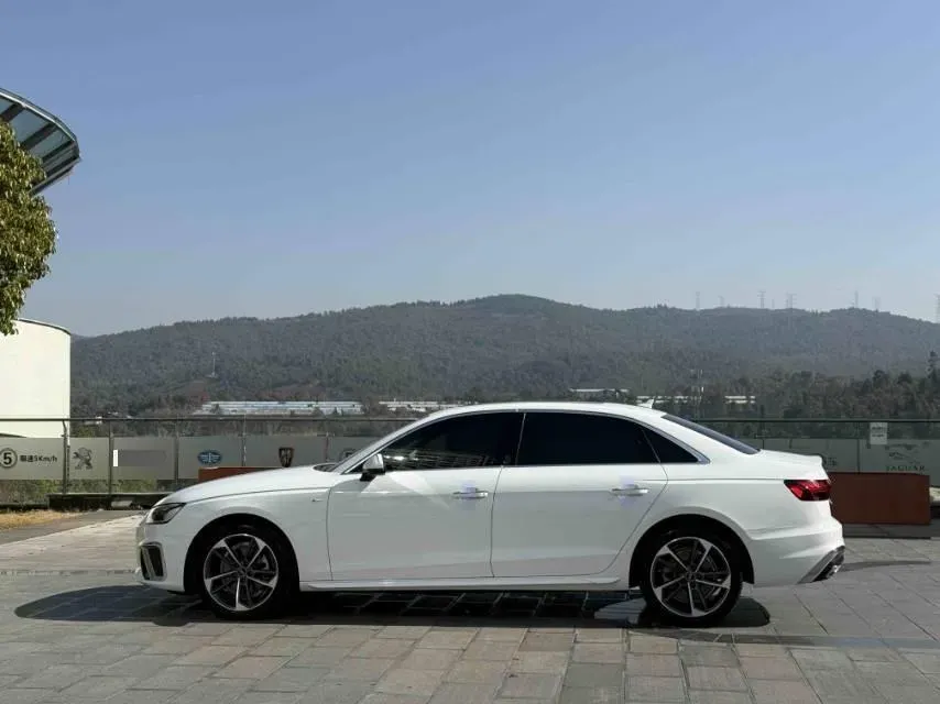 2022 Audi A4L 2.0T 190HP L4 7DCT,autocango,china used car exporter,china ev exporter,chinese used car exporter,chinese used ev exporter