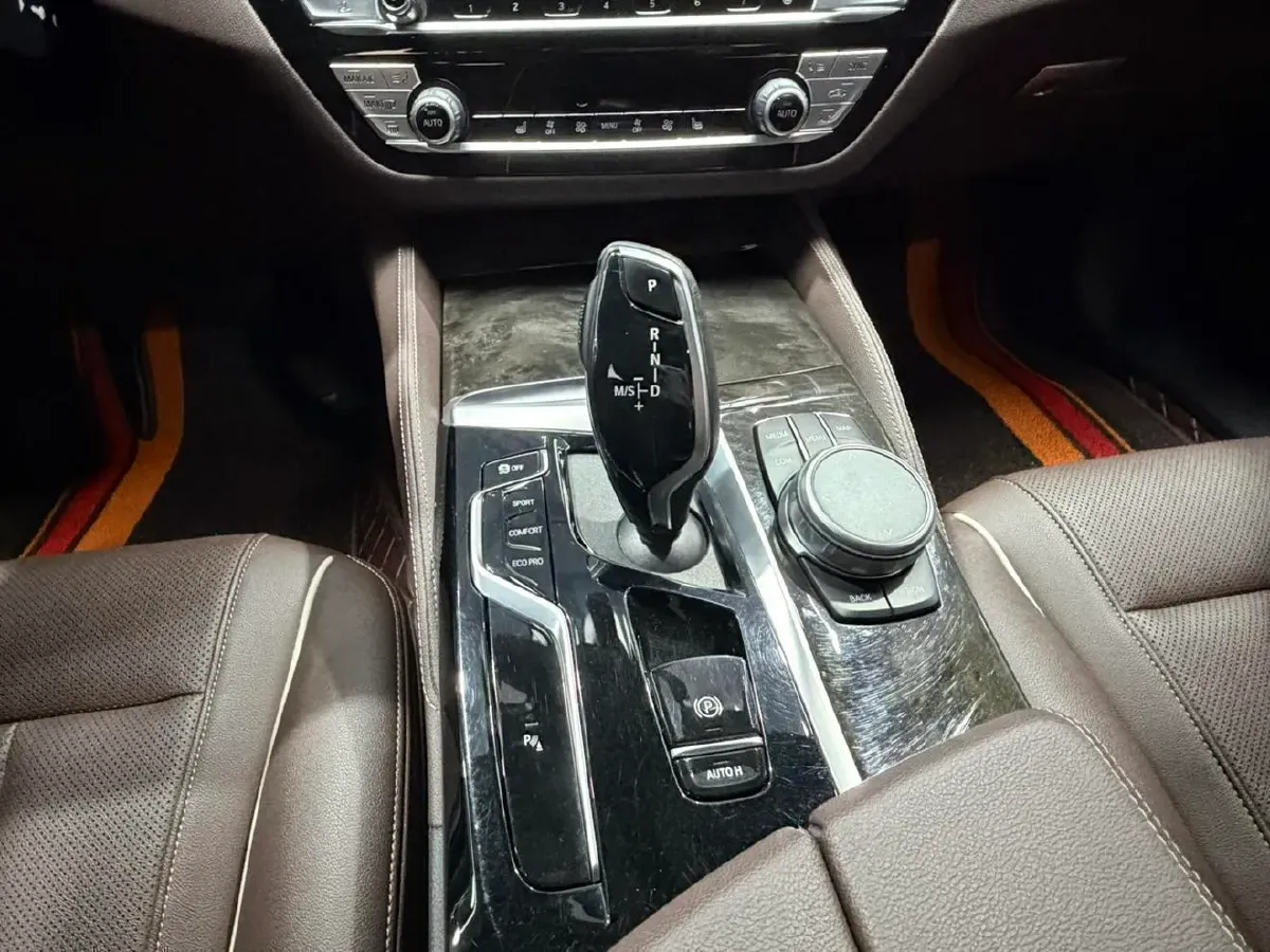 2022 BMW 5 Series 2.0T 184HP L4 8AT,autocango,china used car exporter,china ev exporter,chinese used car exporter,chinese used ev exporter