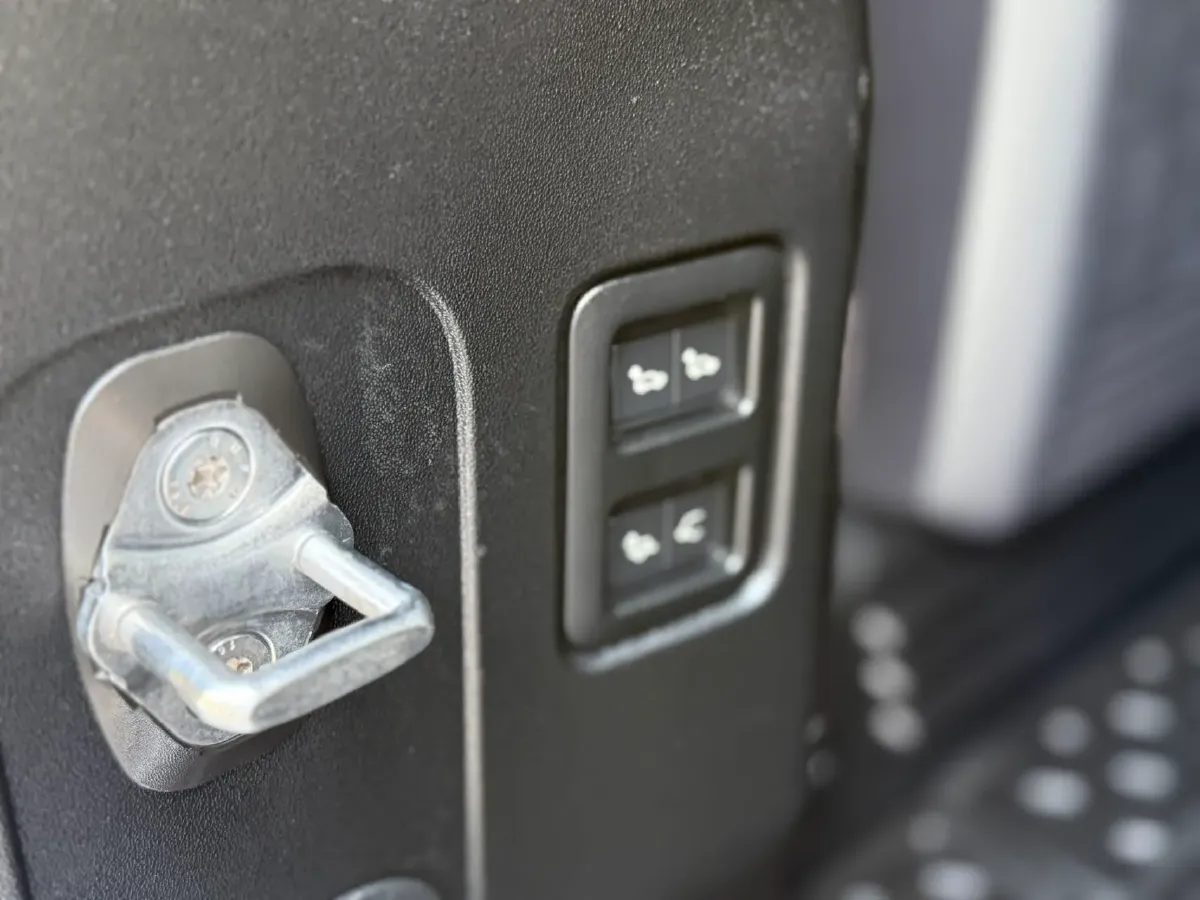 2020 Land Rover Defender 3.0T 400HP L6 8AT,autocango,china used car exporter,china ev exporter,chinese used car exporter,chinese used ev exporter