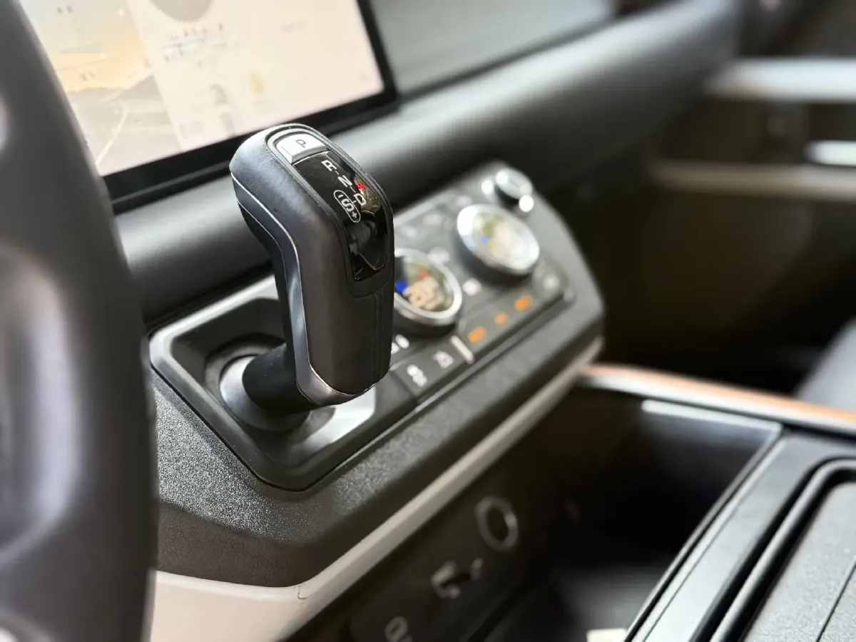 2020 Land Rover Defender 3.0T 400HP L6 8AT,autocango,china used car exporter,china ev exporter,chinese used car exporter,chinese used ev exporter