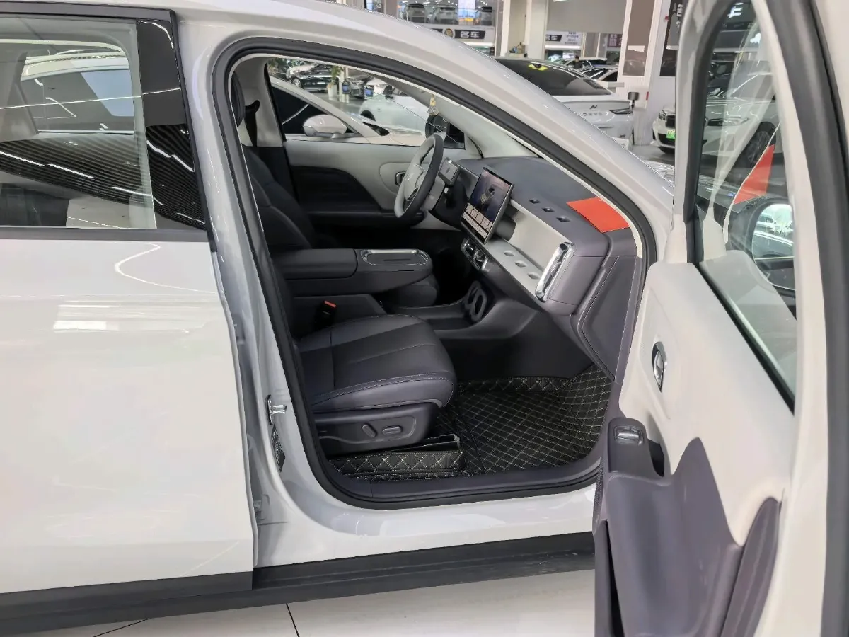 2025 Leapmotor B10 BEV 56.2KWH,autocango,china used car exporter,china ev exporter,chinese used car exporter,chinese used ev exporter