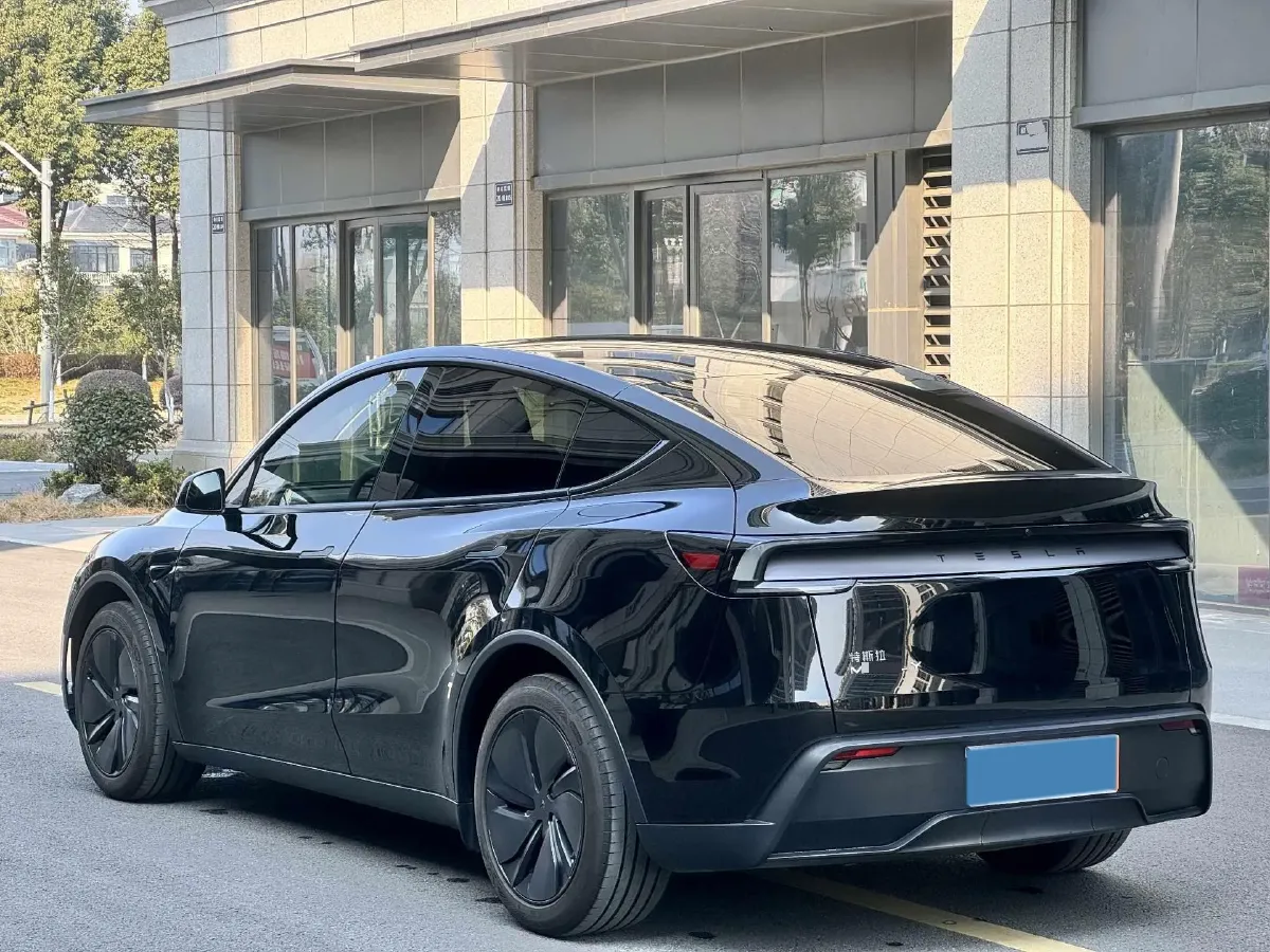 2025 Tesla Model Y BEV 62.5KWH,autocango,china used car exporter,china ev exporter,chinese used car exporter,chinese used ev exporter