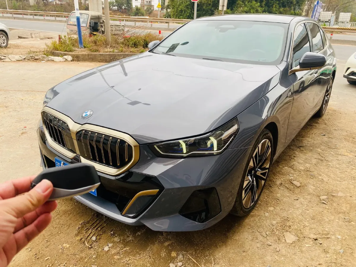 2024 BMW 5 Series 2.0T 258HP L4 8AT,autocango,china used car exporter,china ev exporter,chinese used car exporter,chinese used ev exporter