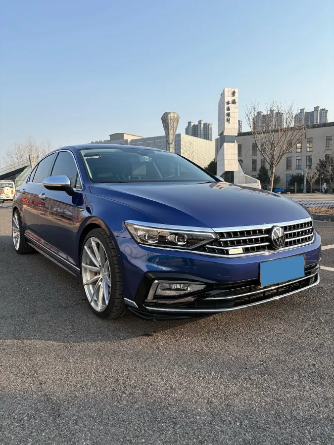 2023 Volkswagen Magotan 2.0T 220HP L4 7DCT,autocango,china used car exporter,china ev exporter,chinese used car exporter,chinese used ev exporter