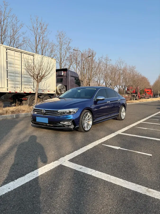 2023 Volkswagen Magotan 2.0T 220HP L4 7DCT,autocango,china used car exporter,china ev exporter,chinese used car exporter,chinese used ev exporter