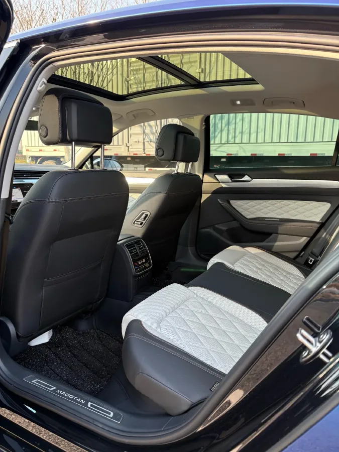 2023 Volkswagen Magotan 2.0T 220HP L4 7DCT,autocango,china used car exporter,china ev exporter,chinese used car exporter,chinese used ev exporter