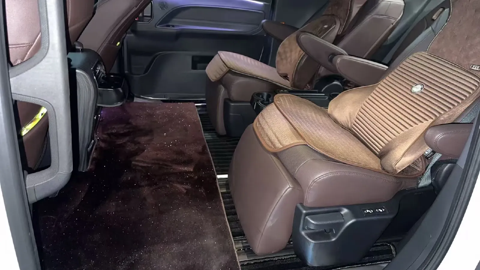 2023 Toyota Granvia 2.5L 189HP L4 E-CVT Hybrid,autocango,china used car exporter,china ev exporter,chinese used car exporter,chinese used ev exporter