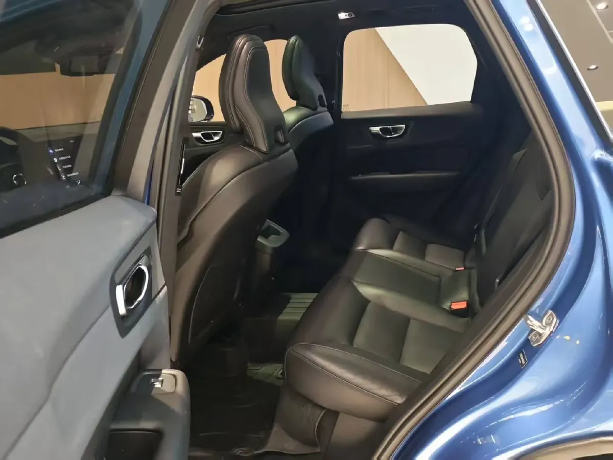 2021 Volvo XC60 2.0T 250HP L4 8AT,autocango,china used car exporter,china ev exporter,chinese used car exporter,chinese used ev exporter