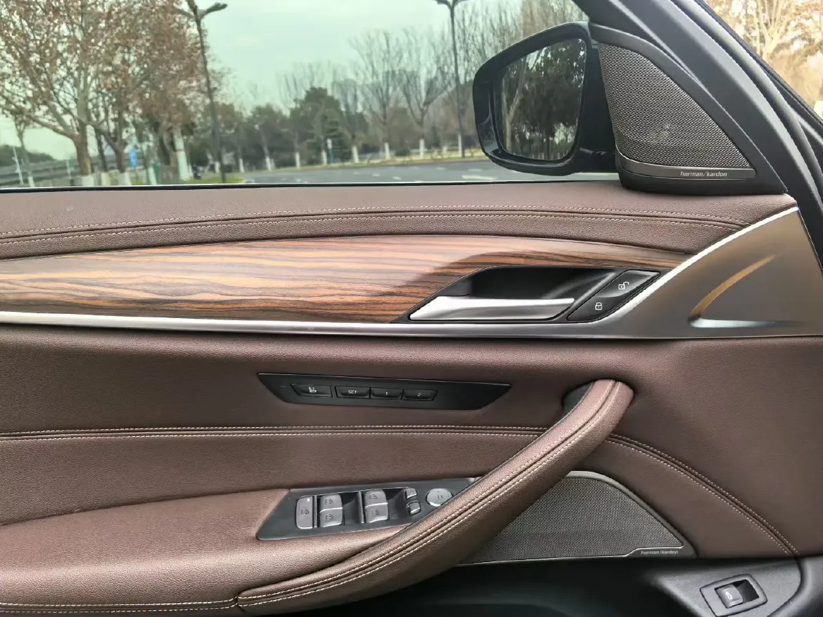 2022 BMW 5 Series 2.0T 252HP L4 8AT,autocango,china used car exporter,china ev exporter,chinese used car exporter,chinese used ev exporter