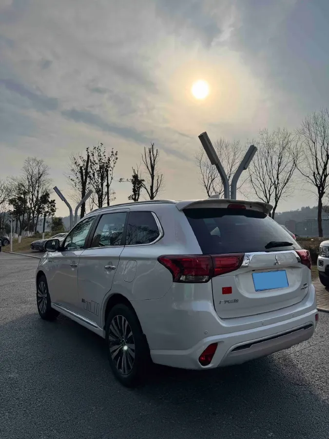 2021 Mitsubishi Outlander 2.4L 192HP L4 CVT,autocango,china used car exporter,china ev exporter,chinese used car exporter,chinese used ev exporter