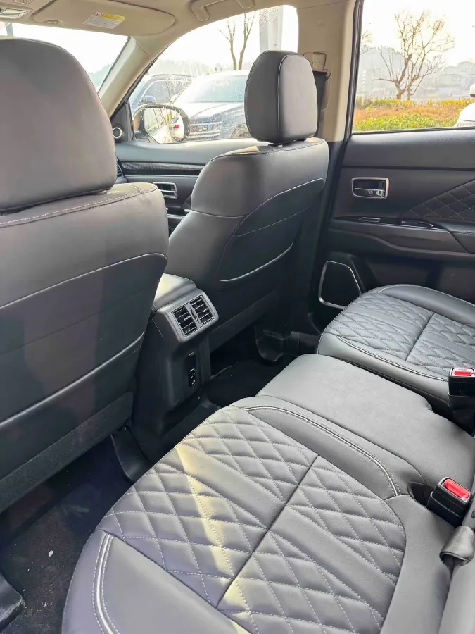 2021 Mitsubishi Outlander 2.4L 192HP L4 CVT,autocango,china used car exporter,china ev exporter,chinese used car exporter,chinese used ev exporter